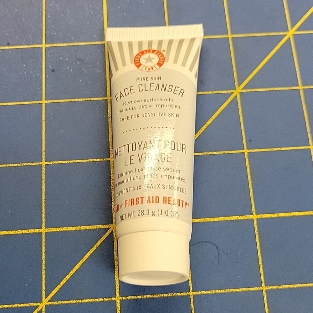 First Aid Beauty Brighten Glow Moisturizer w Vitamin C 10ml Tube